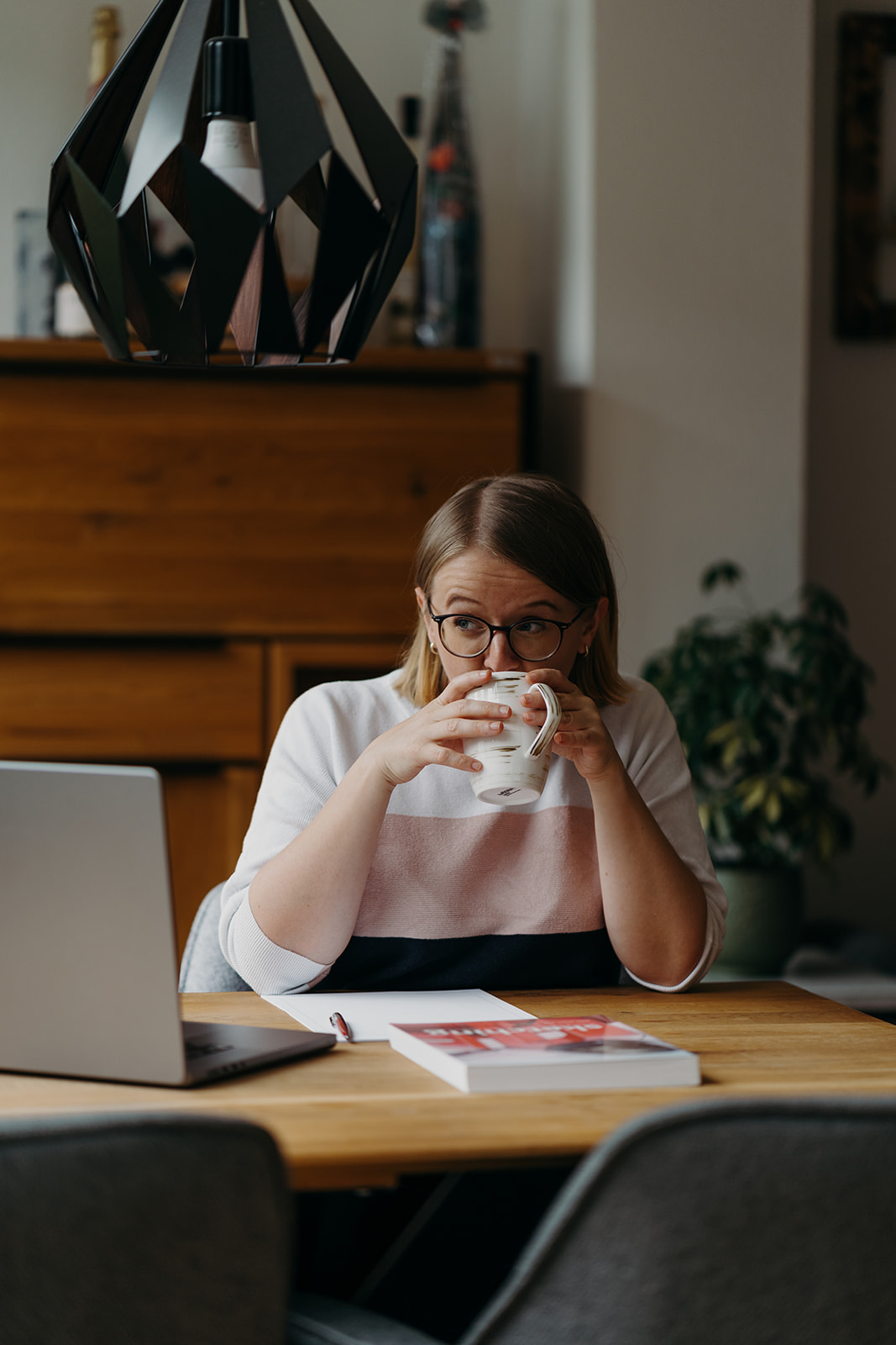 Frau am Schreibtisch mti Kaffee