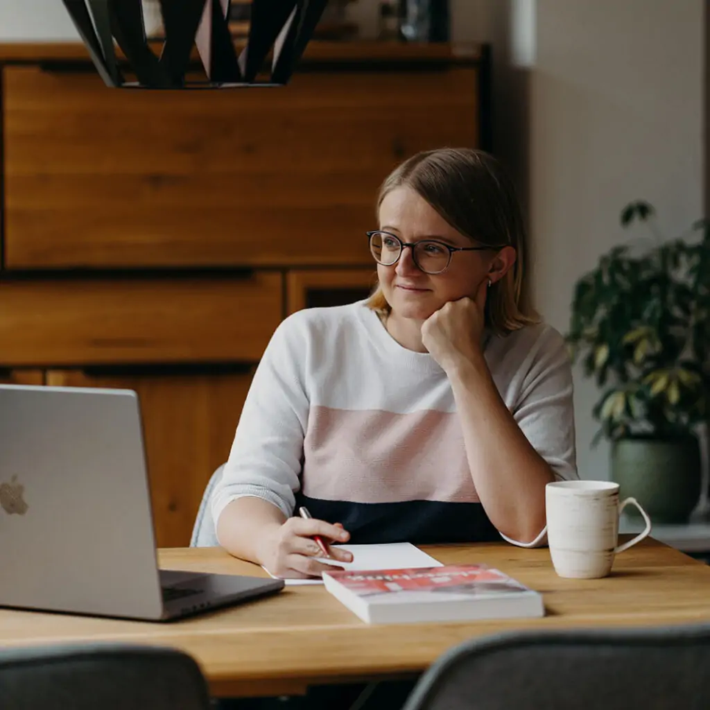 Frau am Schreibtisch mit Laptop