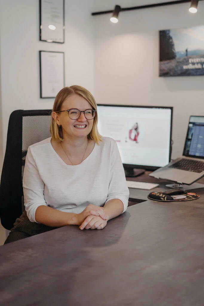 Beate Öttl am Schreibtisch