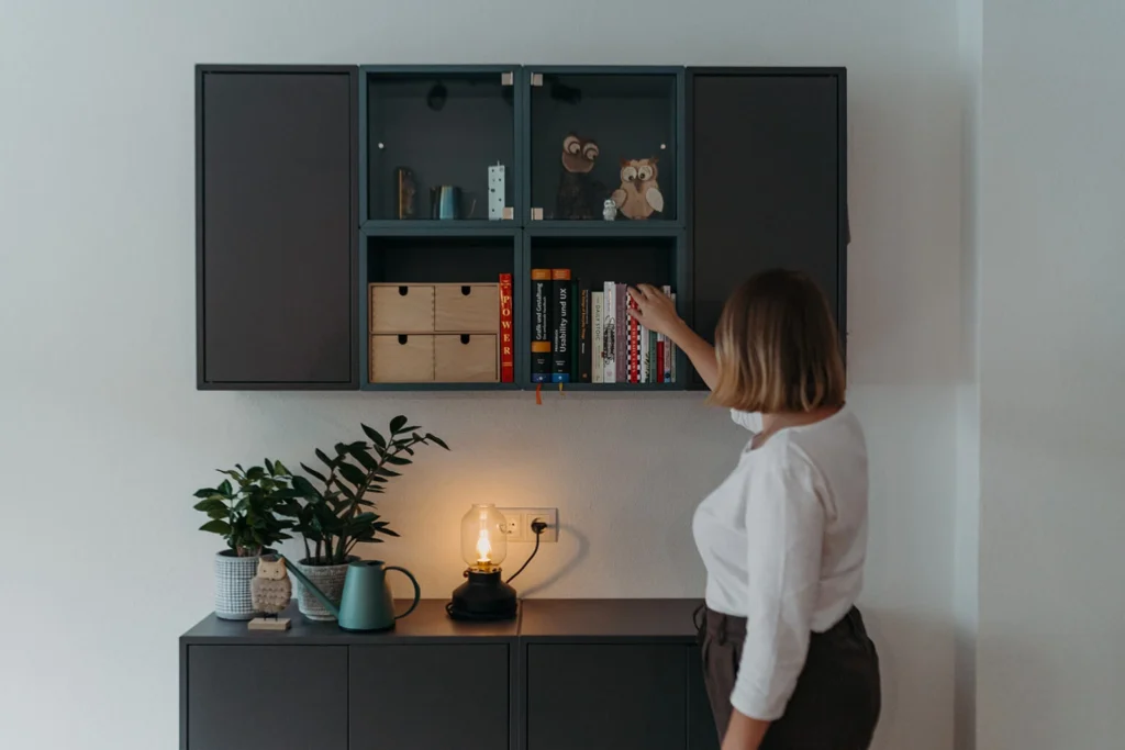 Beate Öttl mit Bücherregal