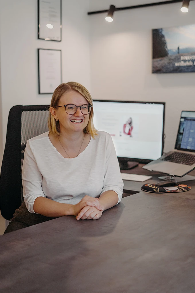 Beate Öttl am Schreibtisch